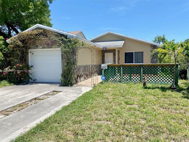 2345 Douglas St in Hollywood, FL - Building Photo - Building Photo