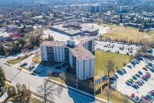 492 Springbank Dr in London, ON - Building Photo
