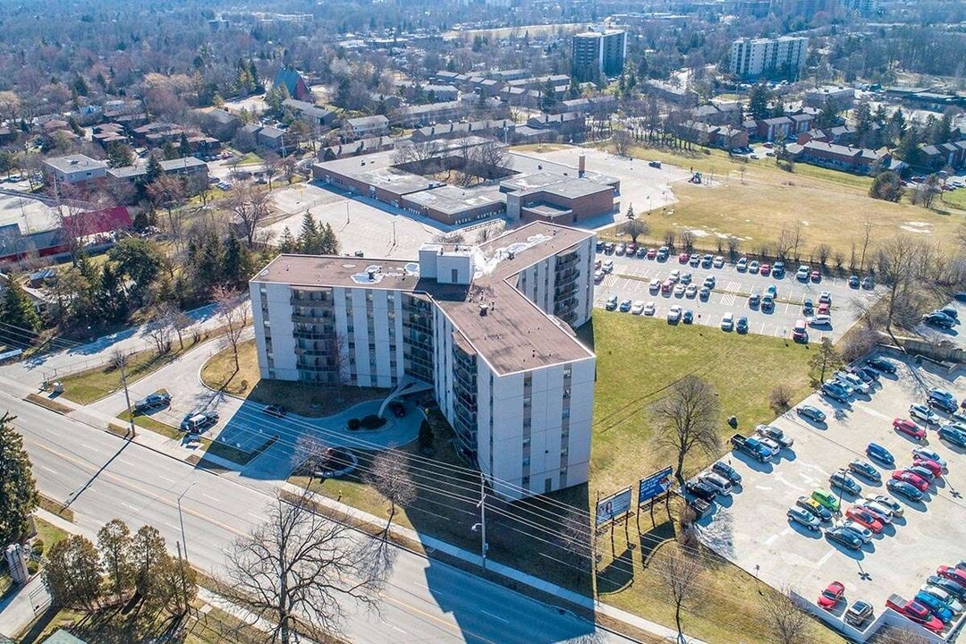 492 Springbank Dr in London, ON - Building Photo
