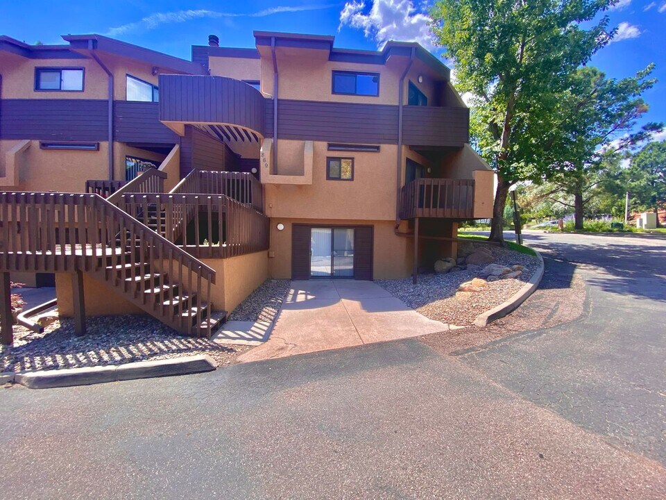 869 Pebblewood Dr in Colorado Springs, CO - Foto de edificio