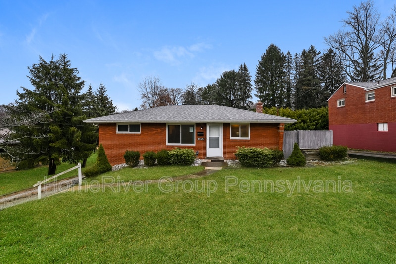 3605 South Park Rd in Bethel Park, PA - Foto de edificio