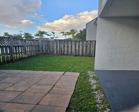 4910 NW 79th Ave in Doral, FL - Foto de edificio - Building Photo