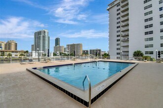 111 Golden Isles Dr in Hallandale Beach, FL - Building Photo - Building Photo