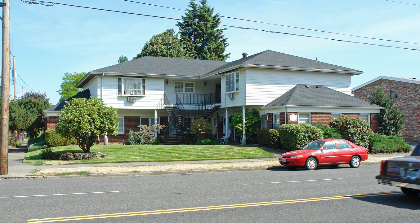 Pinecrest Apartments in Portland, OR - Building Photo