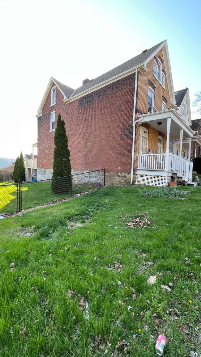 19 S 6th St in Duquesne, PA - Building Photo - Building Photo