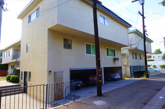 5709 Hazeltine Ave in Van Nuys, CA - Foto de edificio - Building Photo