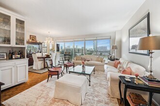 2200 Willowick Rd in Houston, TX - Building Photo - Building Photo