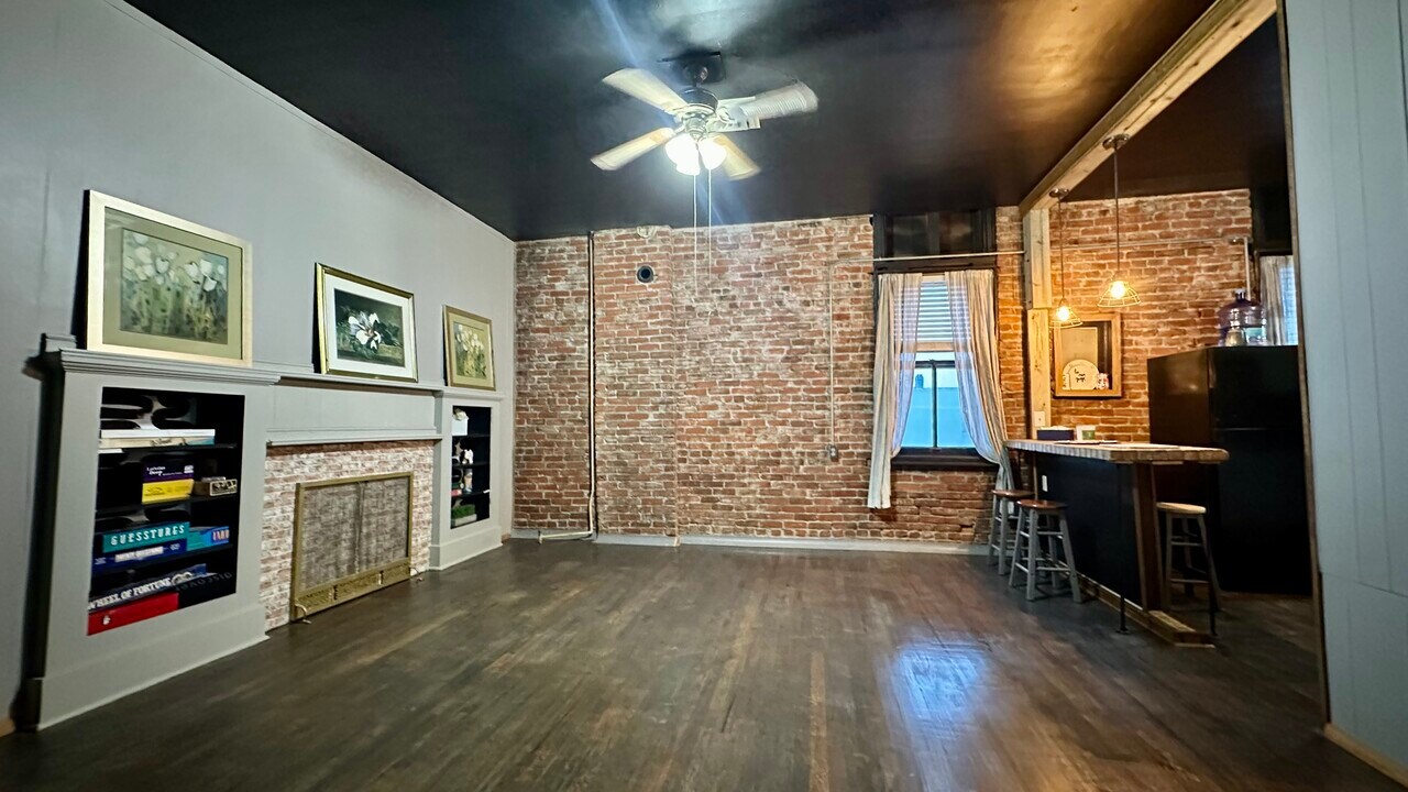 226 Main St in Newton, KS - Building Photo