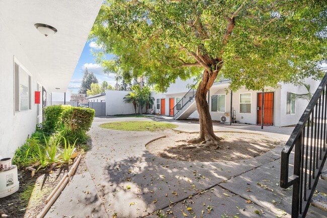 10442 Lampson Ave in Garden Grove, CA - Foto de edificio - Building Photo