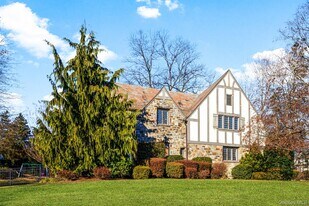 22 Verdun Ave in New Rochelle, NY - Building Photo