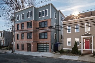 117 Addison St, Unit #1 in Boston, MA - Foto de edificio - Building Photo