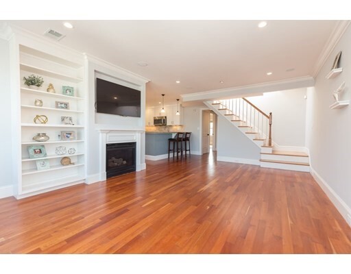 49 L St-Unit -8 in Boston, MA - Building Photo