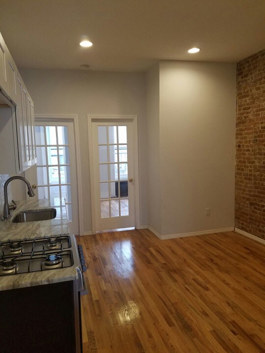 70 Brinkerhoff St in Jersey City, NJ - Building Photo