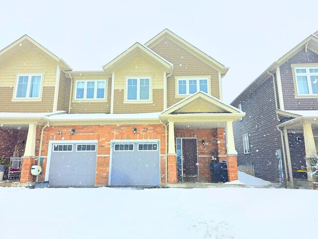 Corner Townhouse With Finished Basement in Windfields Farm (3 Bed, 2.5 Bath) in Oshawa, ON - Building Photo - Building Photo