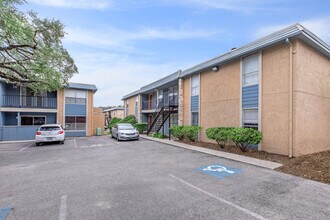 Oak Creek in San Antonio, TX - Foto de edificio - Building Photo