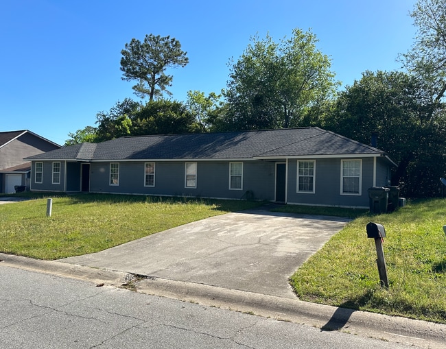 642 Maplewood Dr in Bonaire, GA - Building Photo - Building Photo