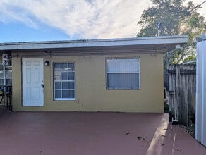 664 W Melrose Cir in Fort Lauderdale, FL - Building Photo - Building Photo