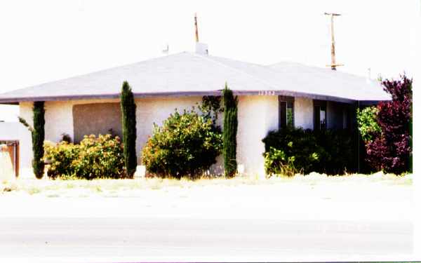 12982 Navajo Rd in Apple Valley, CA - Foto de edificio - Building Photo