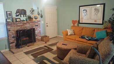 9117 Newhall Dr in Sacramento, CA - Foto de edificio - Building Photo