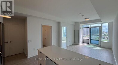 2485 Eglinton Ave W in Mississauga, ON - Building Photo - Building Photo