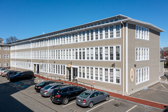 Bostonian Shoe Lofts in Whitman, MA - Foto de edificio - Building Photo