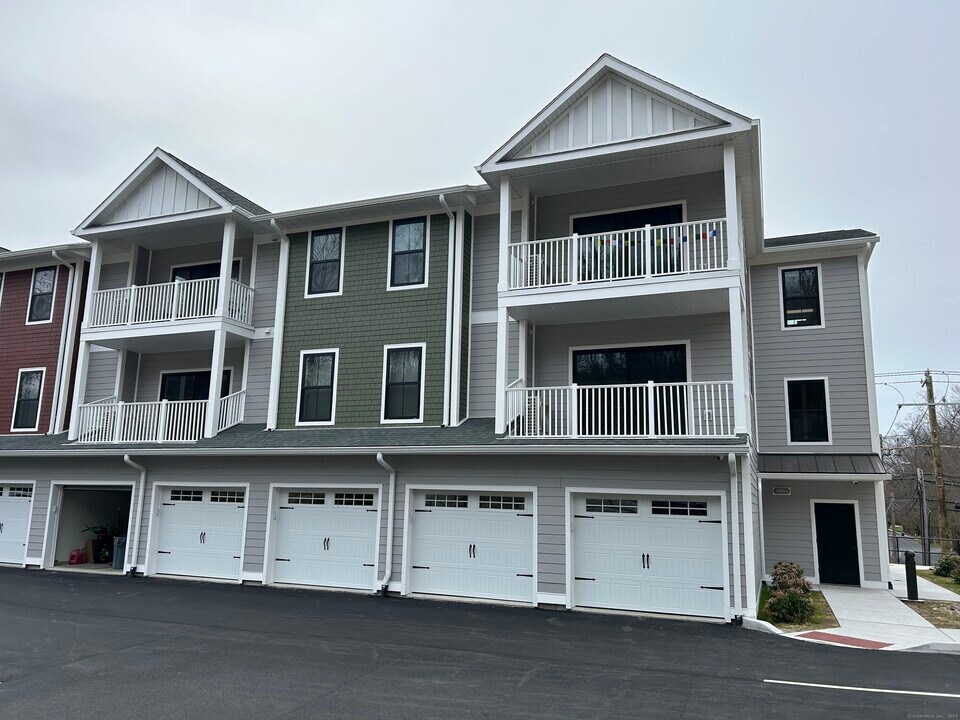 401 Albany Turnpike in Canton, CT - Foto de edificio