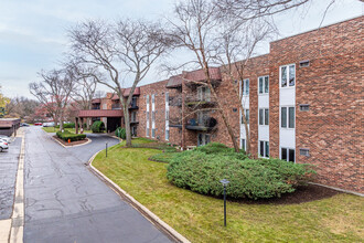 Cress Creek Condominiums in Naperville, IL - Foto de edificio - Primary Photo