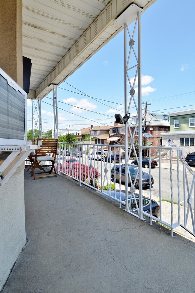 135 Lord Ave in Bayonne, NJ - Foto de edificio - Building Photo