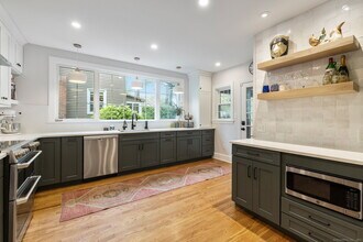 400 Quaker Ln N in West Hartford, CT - Building Photo - Building Photo