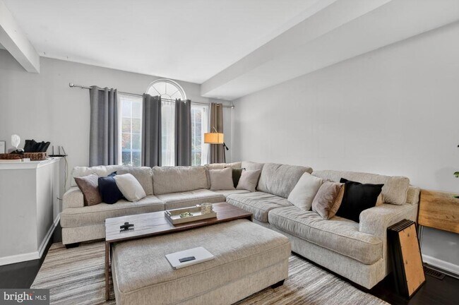 313 Sage Ln in Philadelphia, PA - Building Photo - Building Photo