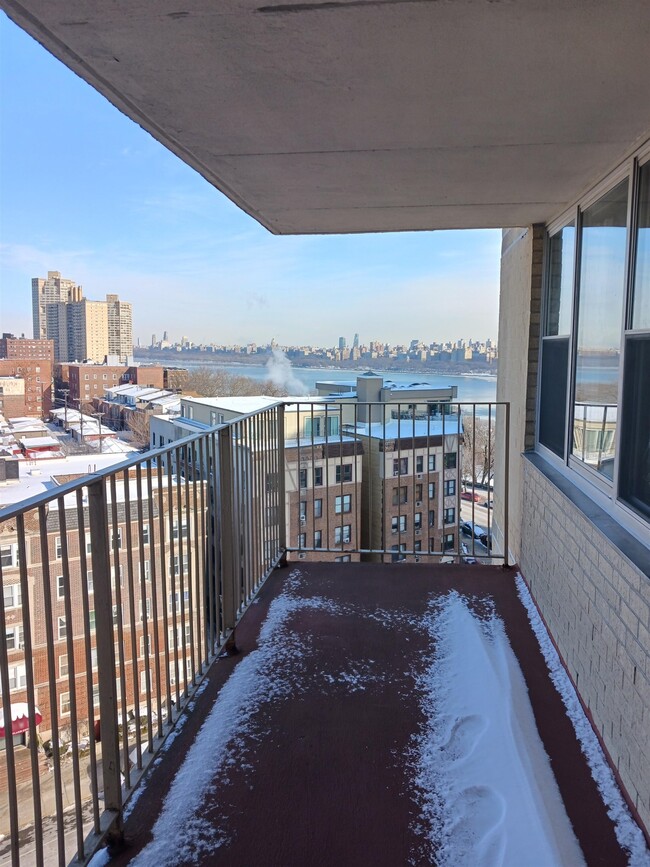 6040 JFK Blvd E in West New York, NJ - Building Photo - Building Photo