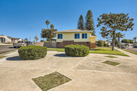 111 Las Flores Ter in San Diego, CA - Foto de edificio - Building Photo