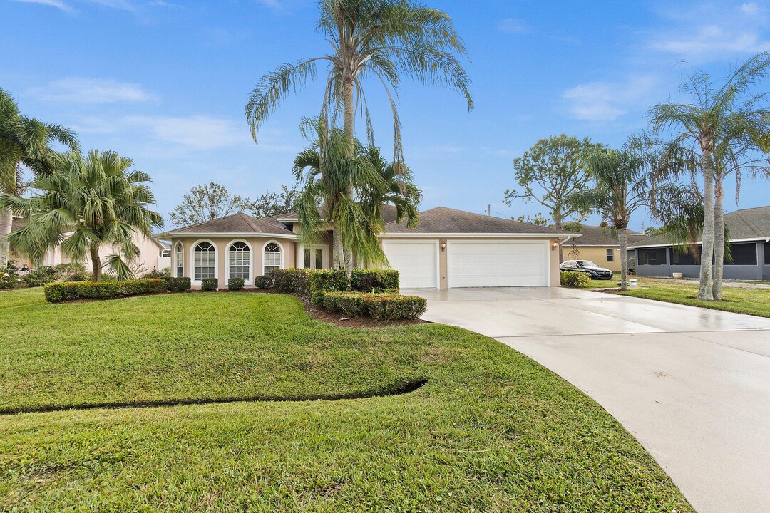 386 SW De Gouvea Terrace in Port St. Lucie, FL - Building Photo