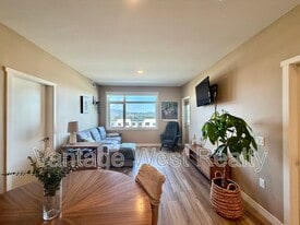 1057-1057 Frost Rd in Kelowna, BC - Building Photo