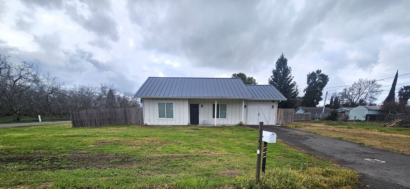 506 Luning Ave in Gerber, CA - Foto de edificio