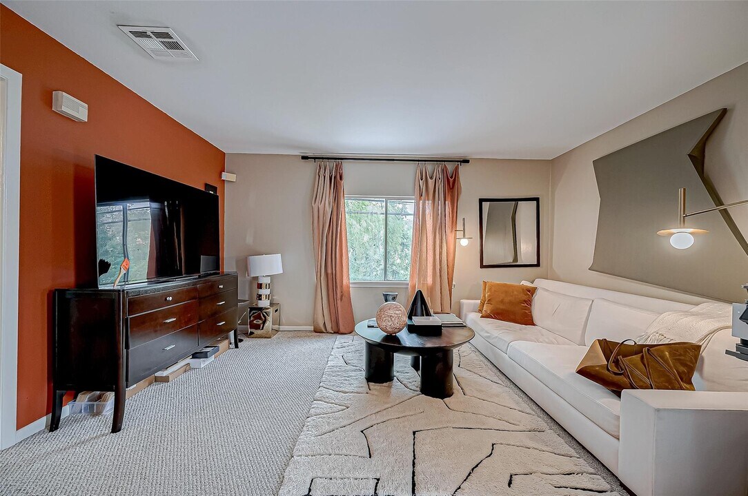 6305 Deerwood Rd in Houston, TX - Building Photo