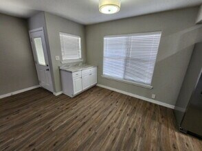 112 Bluebonnet Rd in La Vernia, TX - Building Photo - Building Photo