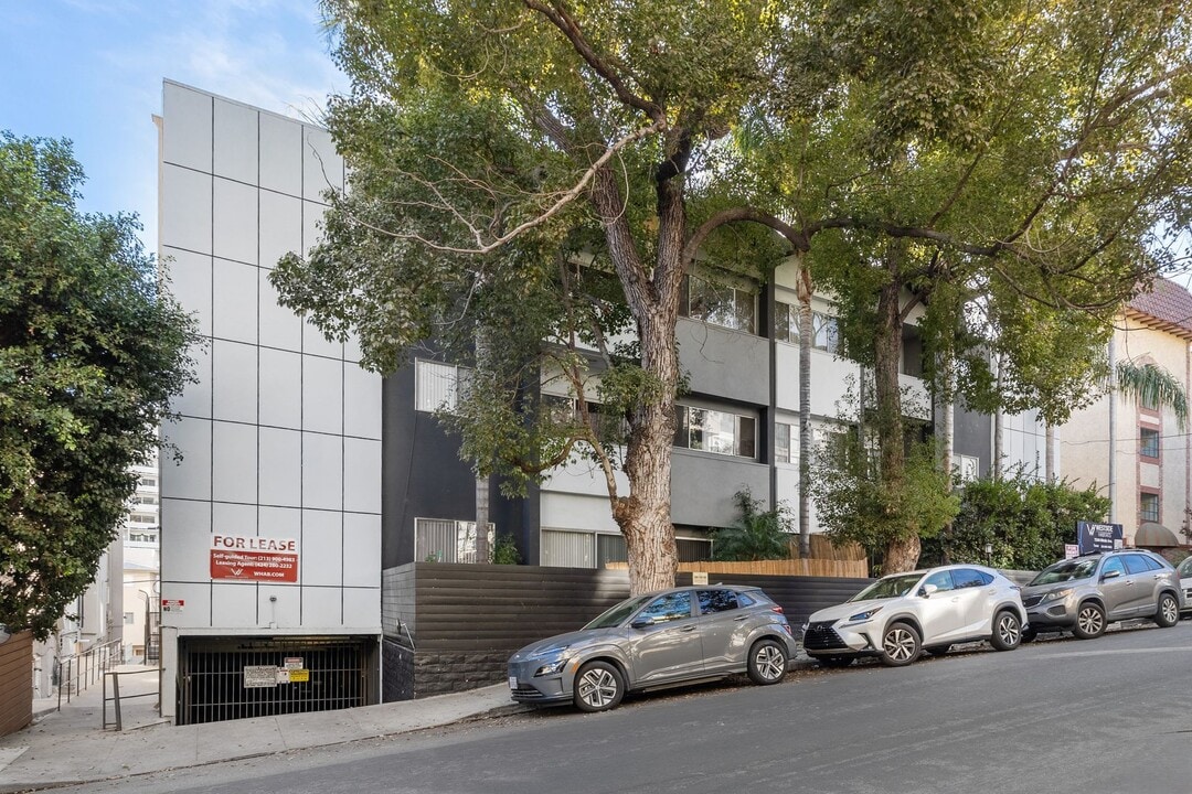 7244 Hillside Ave in Los Angeles, CA - Building Photo