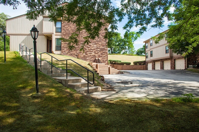 Burr Oaks Village Apartments in Waukesha, WI - Foto de edificio - Building Photo