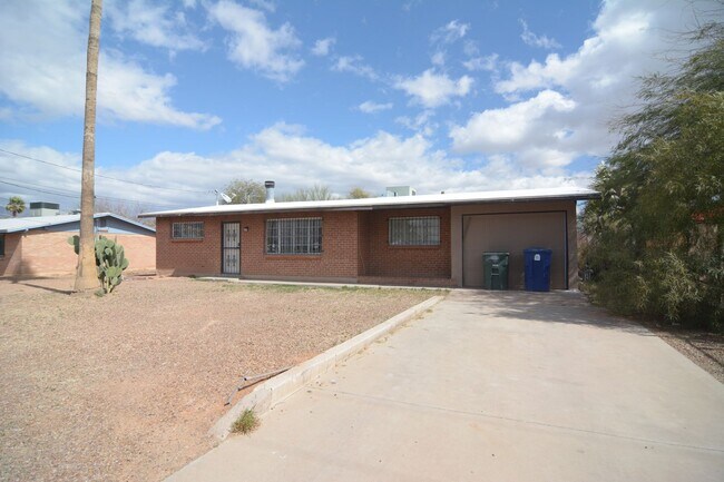 2012 N Cloverland Ave in Tucson, AZ - Building Photo - Building Photo