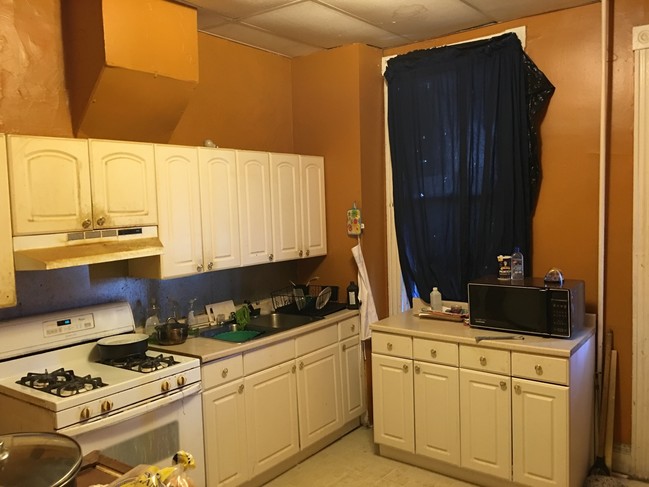 2129 Homewood Ave in Baltimore, MD - Foto de edificio - Interior Photo