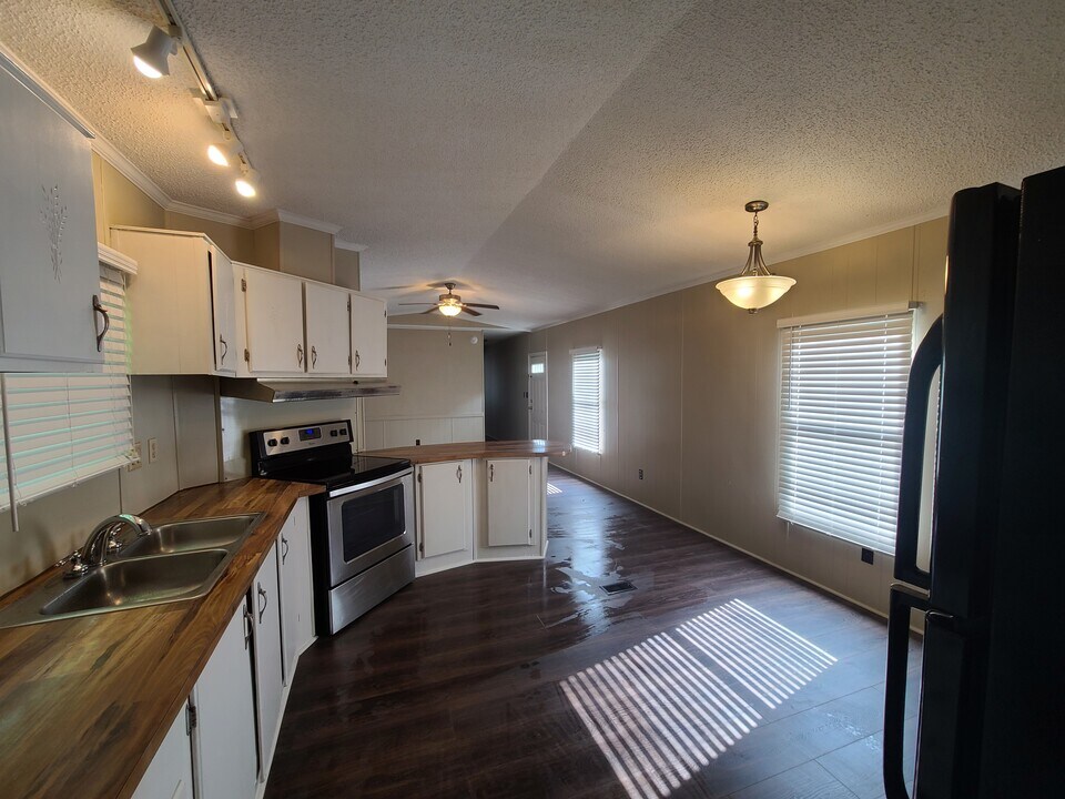 1463 Paris Hwy 54 in Dresden, TN - Building Photo