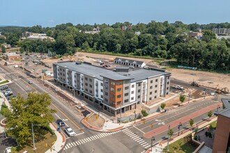 100 N Main St in Bristol, CT - Foto de edificio - Building Photo