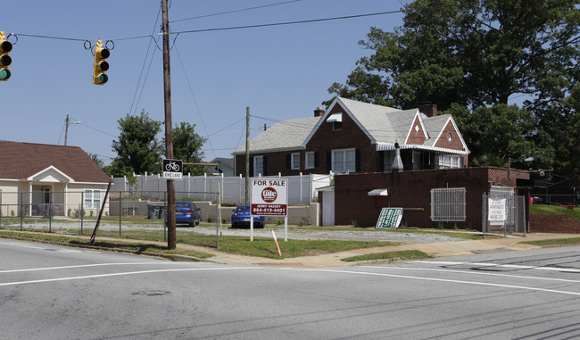 130 College St in Spartanburg, SC - Foto de edificio - Building Photo