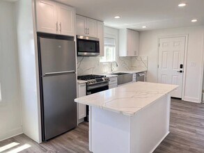 336 Lowell St, Unit 2 in Somerville, MA - Foto de edificio - Building Photo