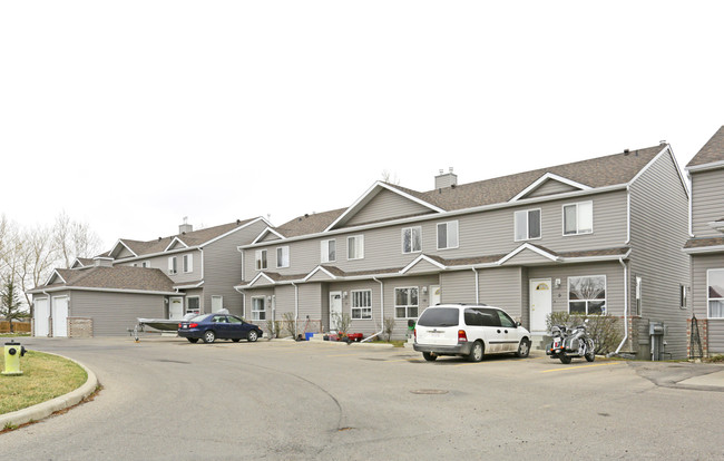 900 Allen St NE in Airdrie, AB - Building Photo - Primary Photo