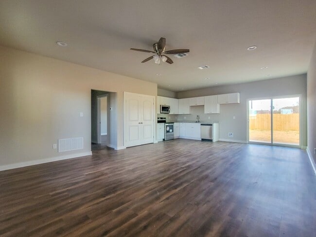 3816 Skylane Ave in Corsicana, TX - Foto de edificio - Building Photo