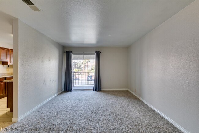 5081 River Glen Dr in Las Vegas, NV - Building Photo - Building Photo