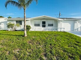 5202 Overton Dr in New Port Richey, FL - Building Photo