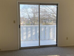 11 Claire Ct in West Babylon, NY - Building Photo - Building Photo